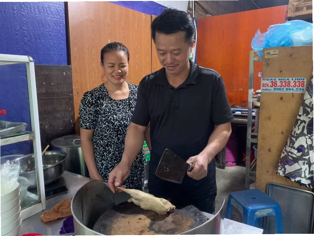 Anh Phạm Văn Thuấn cùng vợ duy trì cửa hàng và nuôi con ăn học