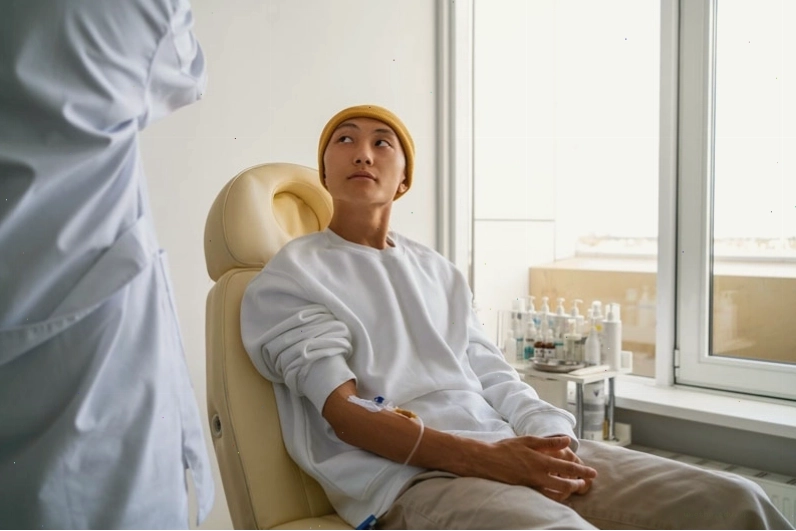 Bác sĩ đang thực hiện quy trình cấy tế bào gốc