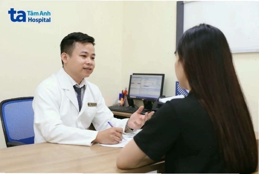 Bác sĩ đang tiến hành khám lâm sàng cho bệnh nhân
