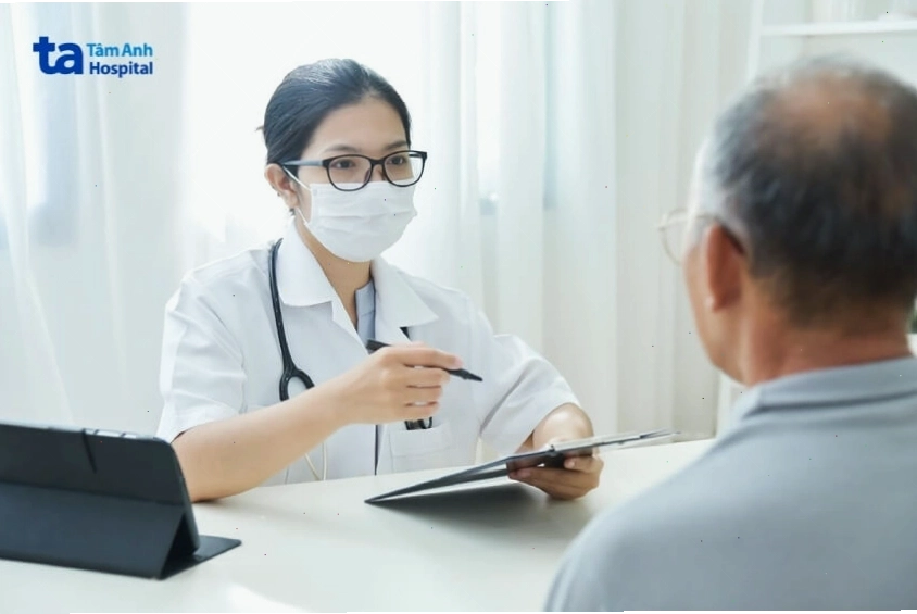 Bác sĩ đang tiến hành khám và chẩn đoán cho bệnh nhân ung thư thực quản