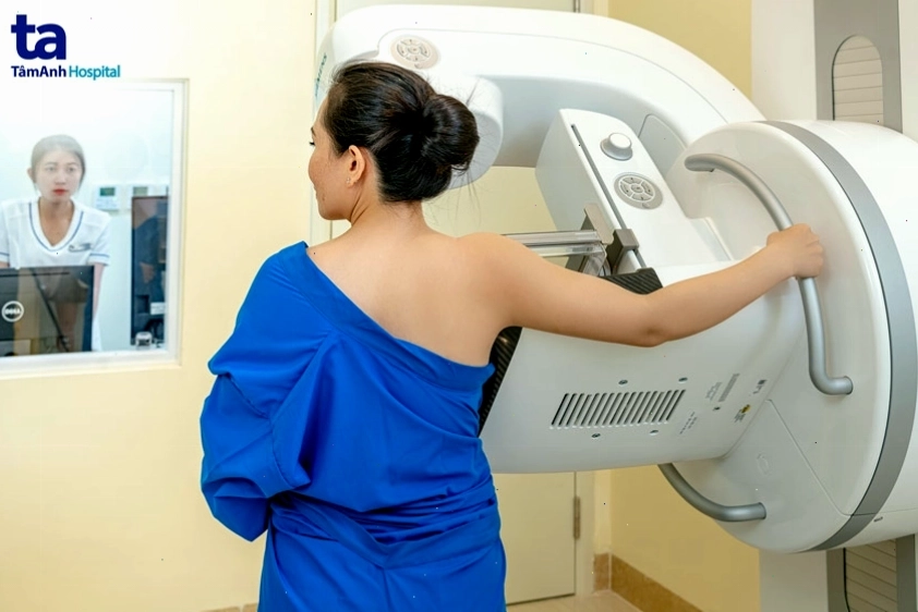 Bác sĩ đang tiến hành thăm khám tuyến tiền liệt