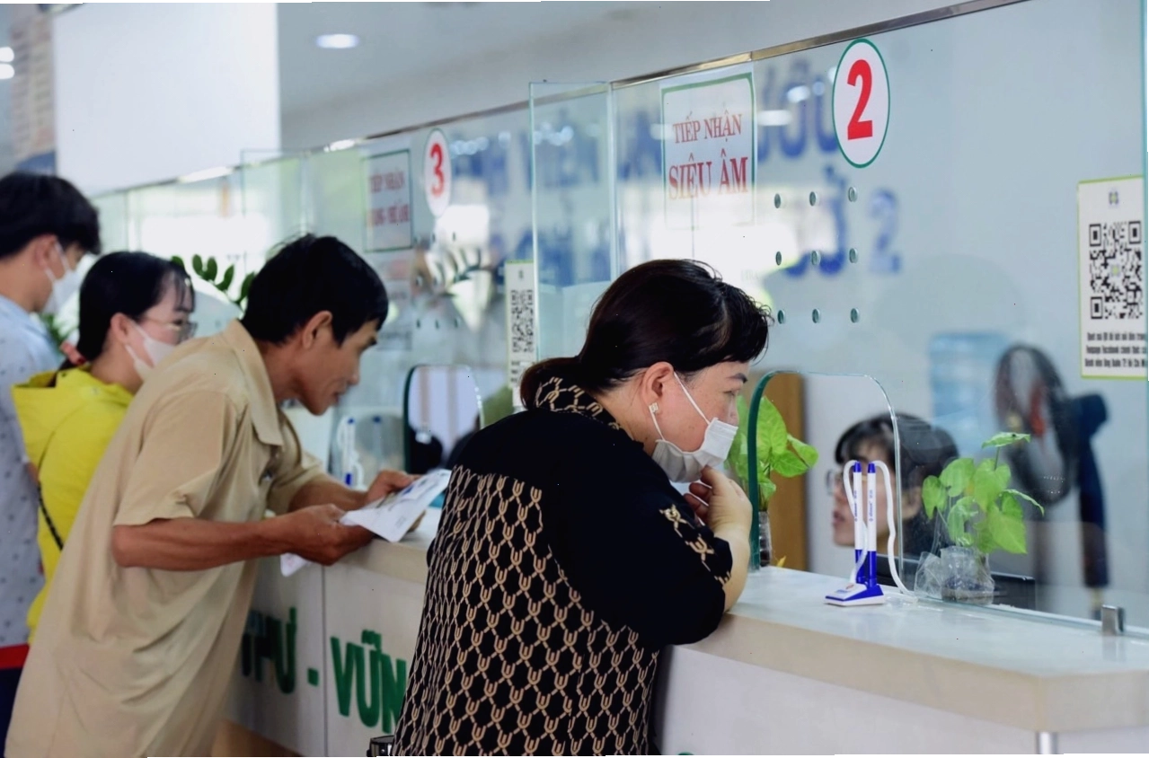 Bác sĩ đang tư vấn cho bệnh nhân về các phương pháp tầm soát ung thư