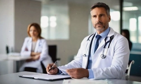 Bác sĩ đang tư vấn cho bệnh nhân về phương pháp cấy ghép tủy phù hợp với tình trạng bệnh.