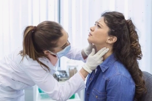 Bác sĩ kiểm tra vết bầm trên da bệnh nhân