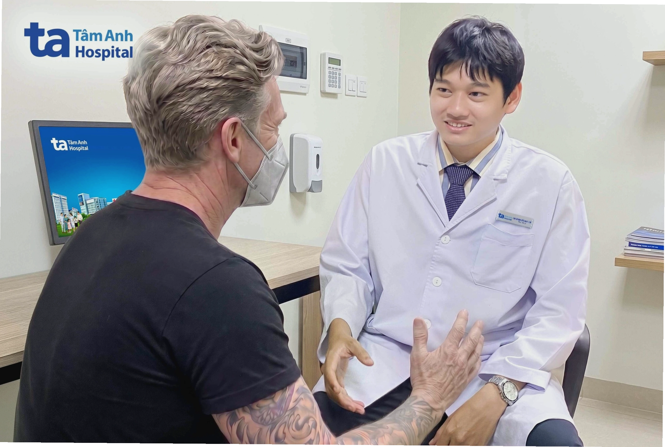 Bác sĩ Lộc động viên ông Jayden trong quá trình điều trị