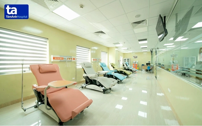 Bác sĩ nội soi dạ dày cho bệnh nhân