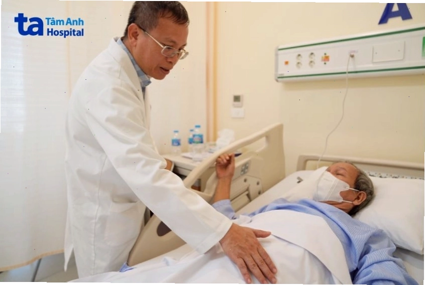 Bác sĩ thăm khám và tư vấn cho bệnh nhân ung thư