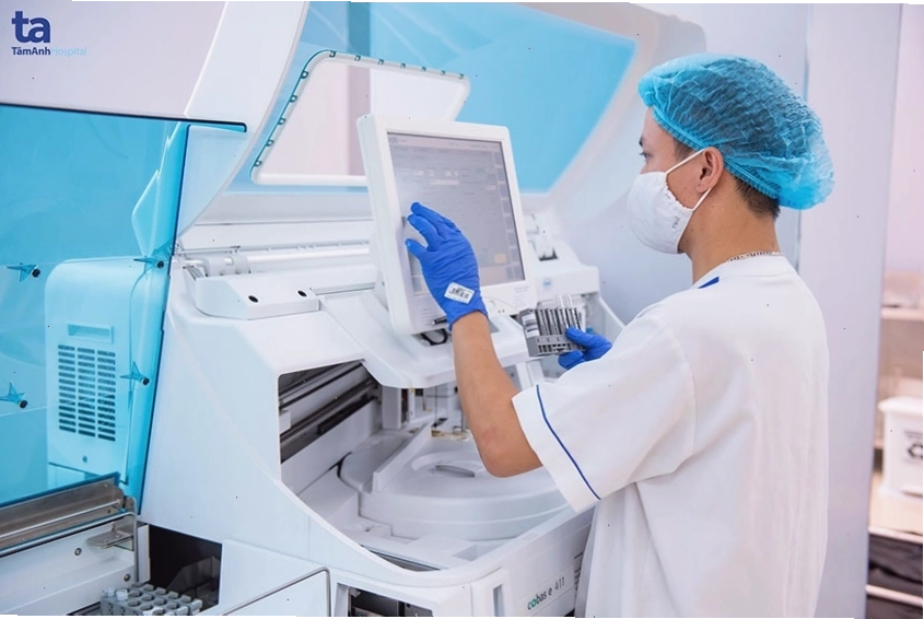 Bác sĩ tiến hành kiểm tra sức khỏe cho bệnh nhân
