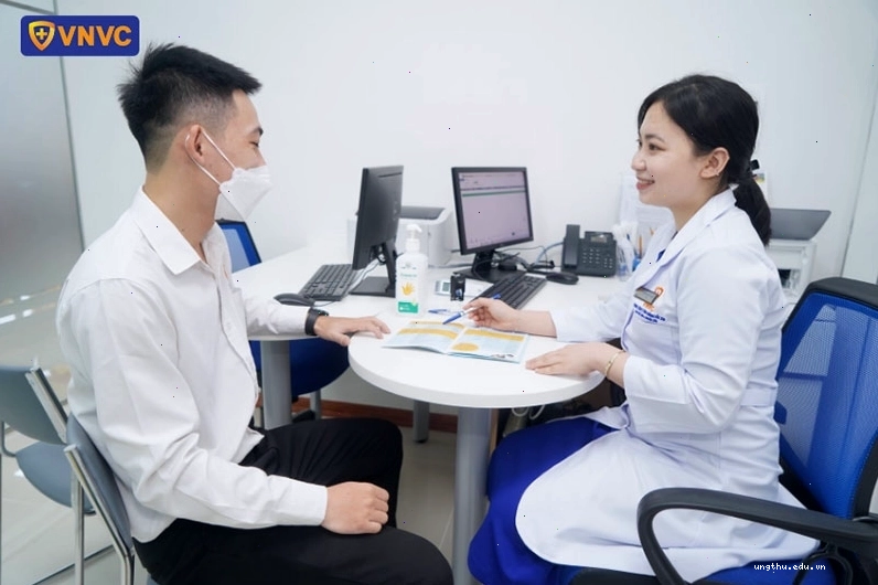 Bác sĩ tư vấn cho bệnh nhân về lịch tiêm chủng HPV