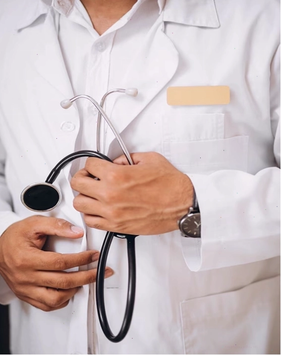 Bác sĩ tư vấn cho bệnh nhân về phương pháp điều trị ung thư