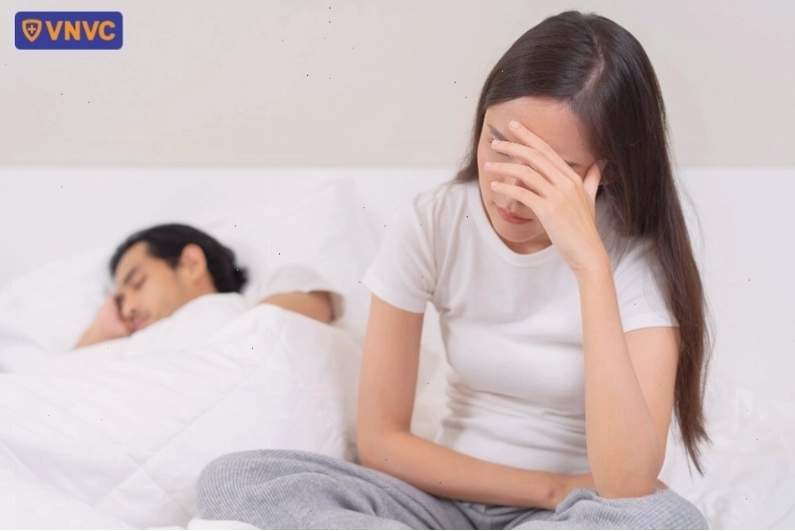 Bác sĩ tư vấn cho bệnh nhân về sức khỏe phụ nữ