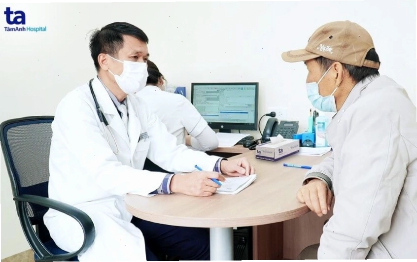 Bác sĩ tư vấn về liệu pháp hóa trị ung thư cho bệnh nhân