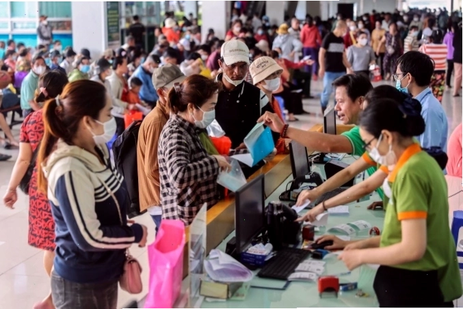Bệnh nhân chờ khám bệnh tại Bệnh viện Ung Bướu TP HCM cơ sở 2, TP Thủ Đức, ngày 10/6.