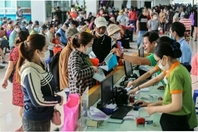 Bệnh nhân chờ khám bệnh tại Bệnh viện Ung Bướu TP HCM