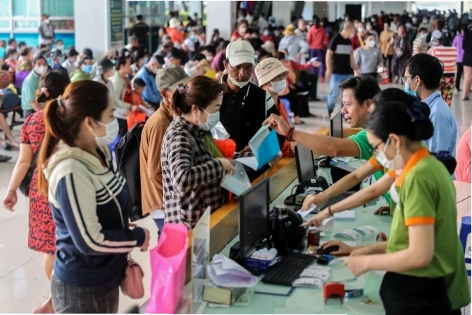 Bệnh nhân chờ khám bệnh tại Bệnh viện Ung Bướu TP HCM