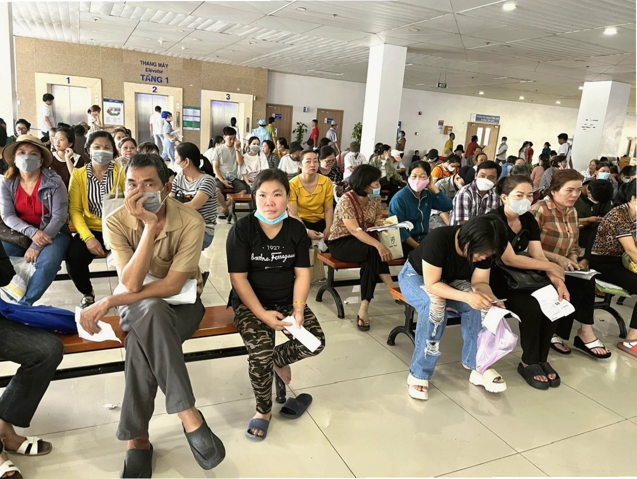 Bệnh nhân chờ khám tại Bệnh viện Ung bướu TP.HCM