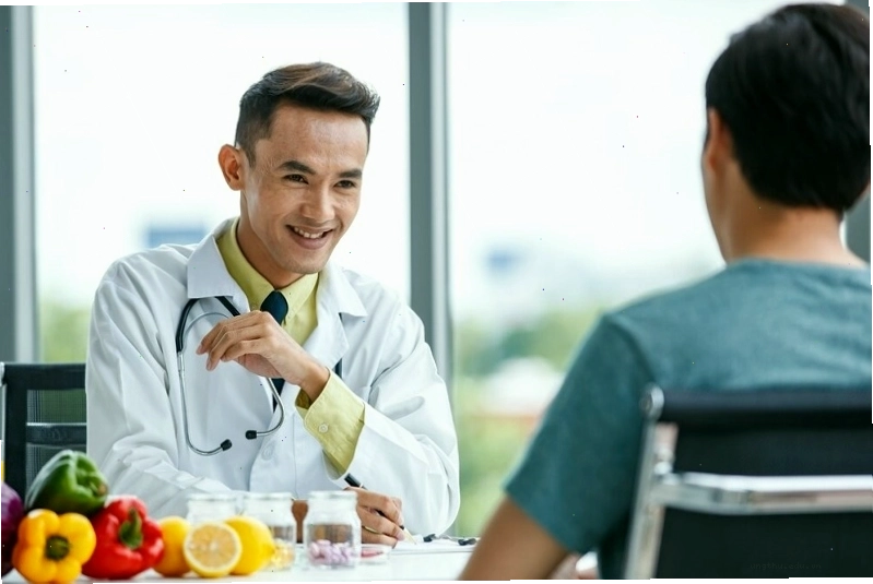 Bệnh nhân ung thư nên trao đổi với bác sĩ về chế độ ăn uống