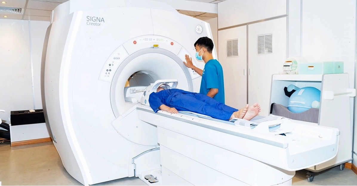 Bernard tầm soát ung thư với máy móc hiện đại