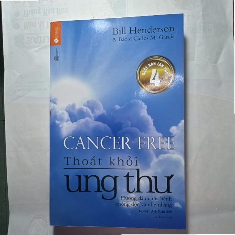 Bìa sách Thoát khỏi Ung thư của Bill Henderson và Bác sĩ Carlos M. Garcia