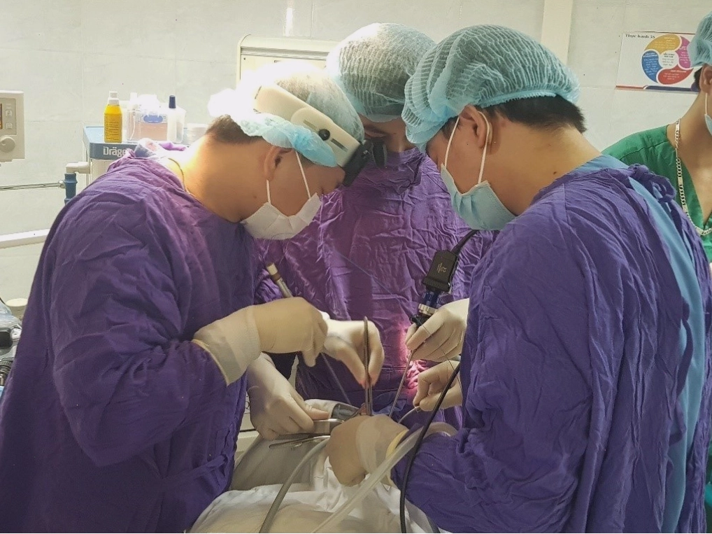 Cảnh các bác sĩ đang thực hiện phẫu thuật bằng tia laser cho bệnh nhân ung thư.