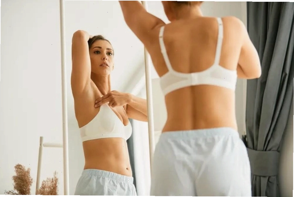 Chủ động soi gương kiểm tra vú thường xuyên tại nhà