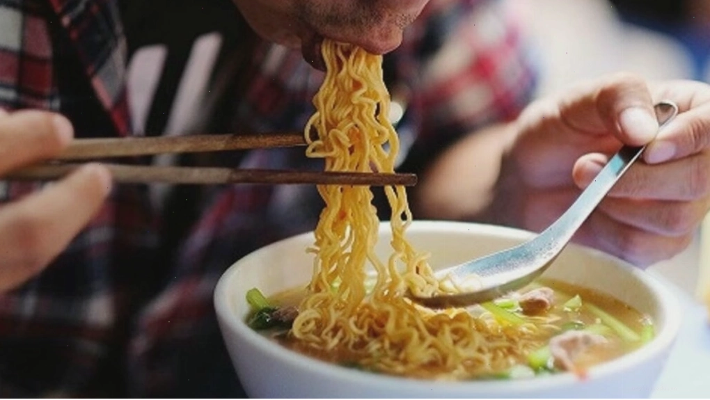 Chuyên gia dinh dưỡng giải đáp ăn mì tôm có bị ung thư không