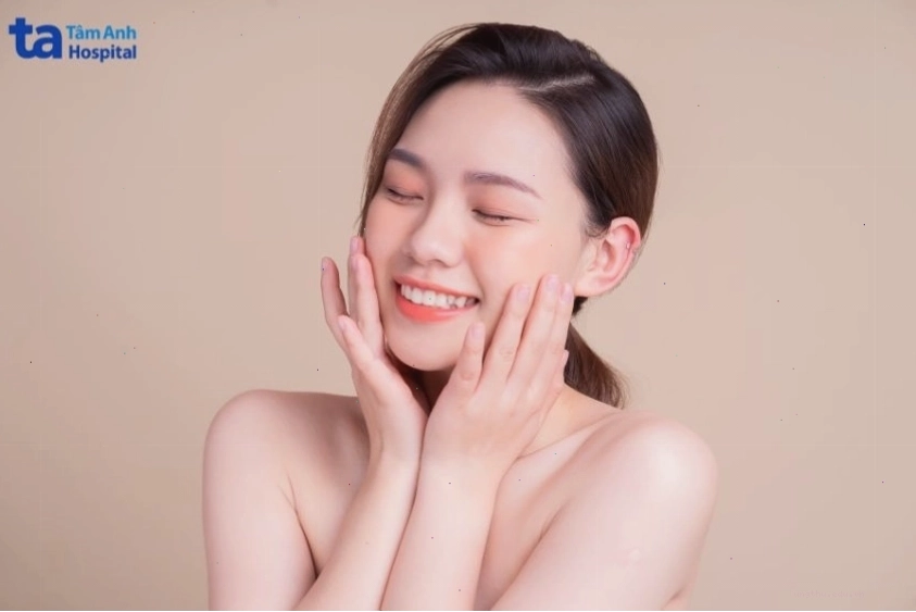 Dấu hiệu ung thư tai giữa và trong bao gồm ù tai, giảm thính lực và chóng mặt