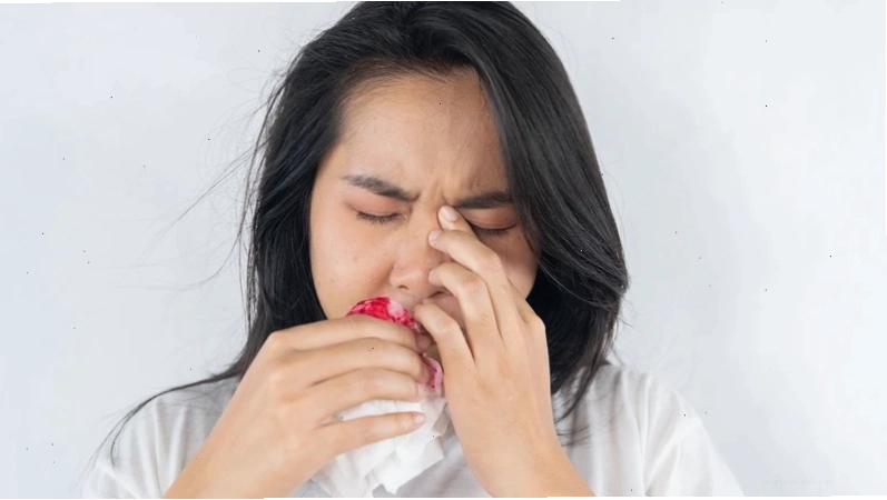 Đốm đỏ có thể đi kèm mệt mỏi, bầm tím hoặc chảy máu bất thường