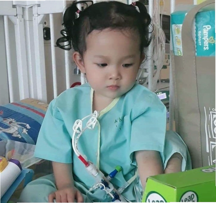 Gia đình bé Thư Quỳnh đang tìm kiếm hy vọng chữa trị