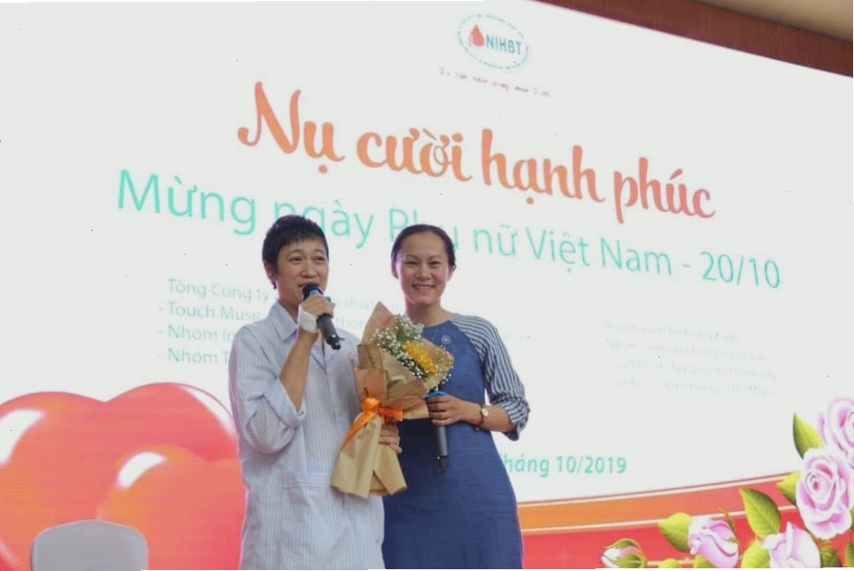 Hình ảnh bé Minh Đức ngồi học bài trong phòng bệnh