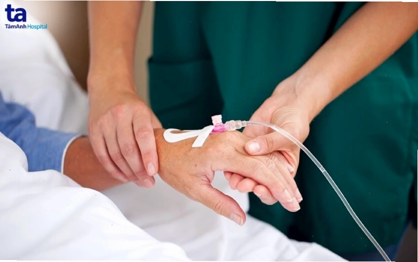 Hình ảnh bệnh nhân đang truyền hóa chất qua đường tĩnh mạch