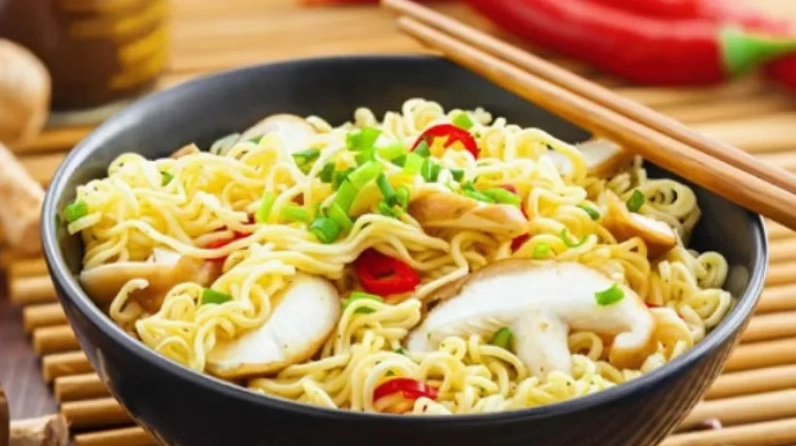 Mì tôm có gây ung thư không? Chuyên gia giải đáp tin đồn gây hoang mang