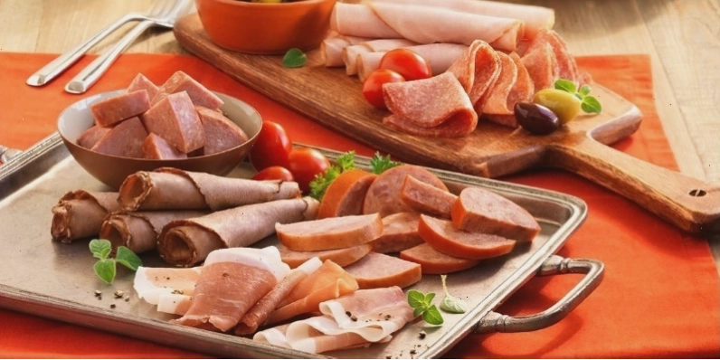 Người bệnh ung thư không nên sử dụng thịt bò chế biến sẵn