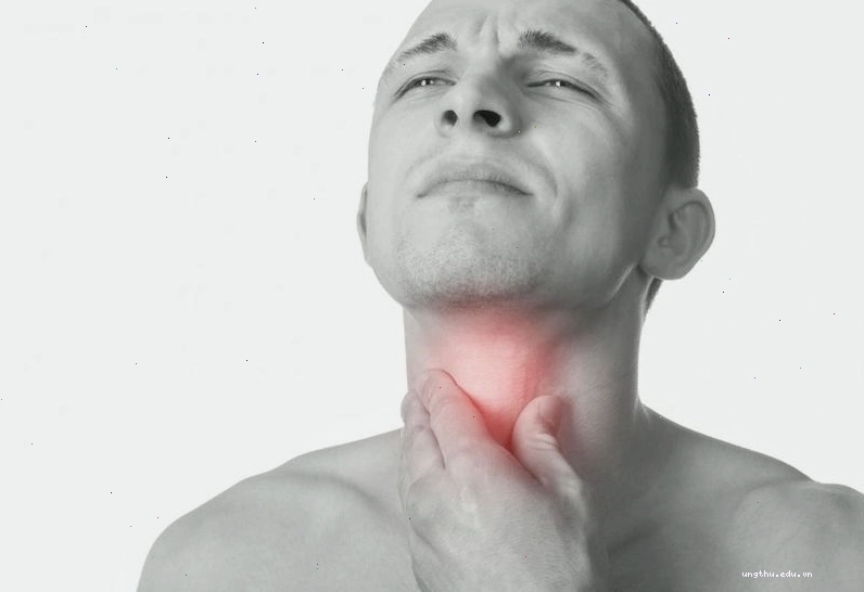 Người bị ung thư tuyến giáp hay bị đau từ cổ lan lên tai