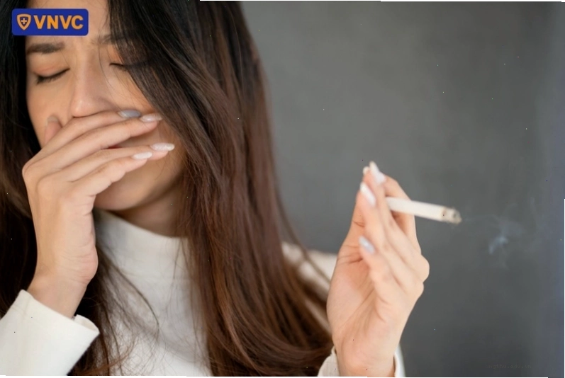 Người phụ nữ hút thuốc lá, minh họa cho thói quen nguy cơ ung thư