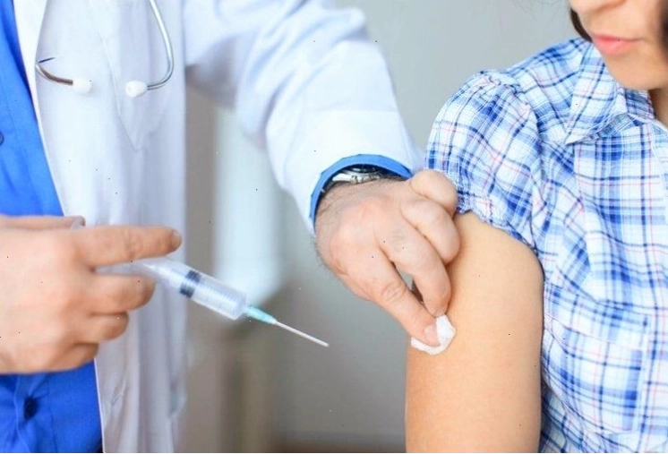 Người vừa kết thúc đợt tiêm phòng vắc xin cần trì hoãn hiến máu trong 04 tuần