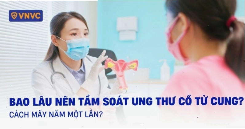 Phụ nữ cầm kết quả siêu âm và tư vấn cùng bác sĩ về sức khỏe sinh sản