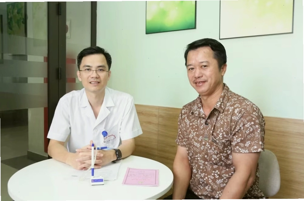 Thạc sĩ, bác sĩ Nguyễn Quốc Nhật chúc mừng bệnh nhân Phạm Văn Thuấn