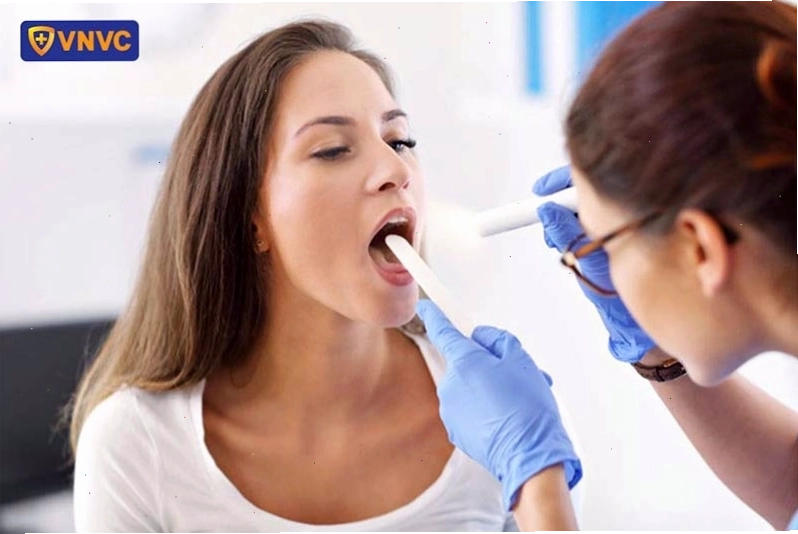 Thăm khám vòm họng để chẩn đoán ung thư vòm họng