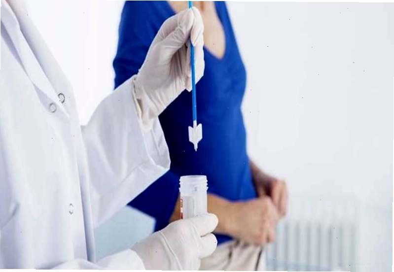 Thực hiện xét nghiệm Pap Smear để phát hiện tế bào bất thường ở cổ tử cung