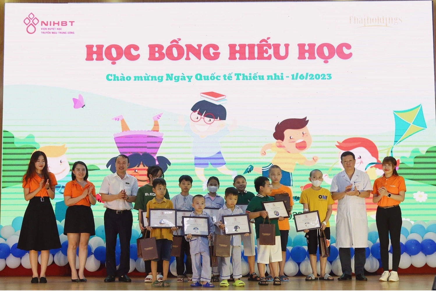 Trẻ em vui chơi sau khi điều trị ung thư máu