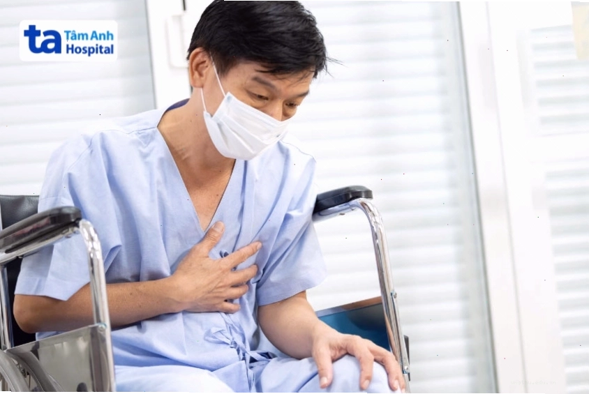Triệu chứng phổ biến của ung thư tuyến ức bao gồm ho kéo dài và khó thở